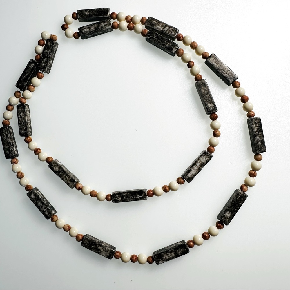 BEADED NECKLACE MEDIUM LENGTH